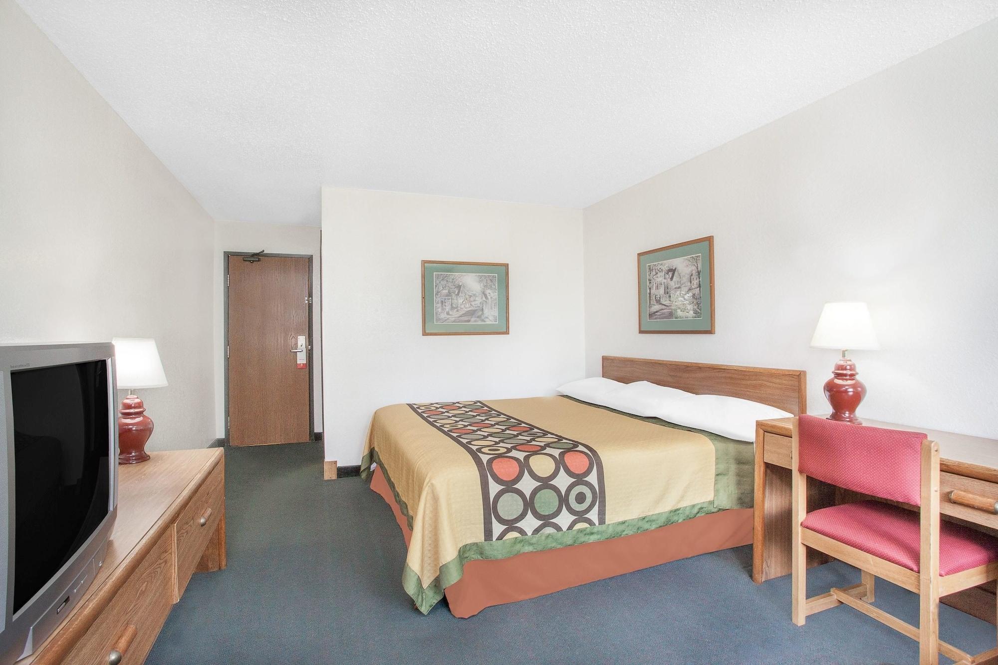 Super 8 By Wyndham Queensbury Glens Falls Exterior photo