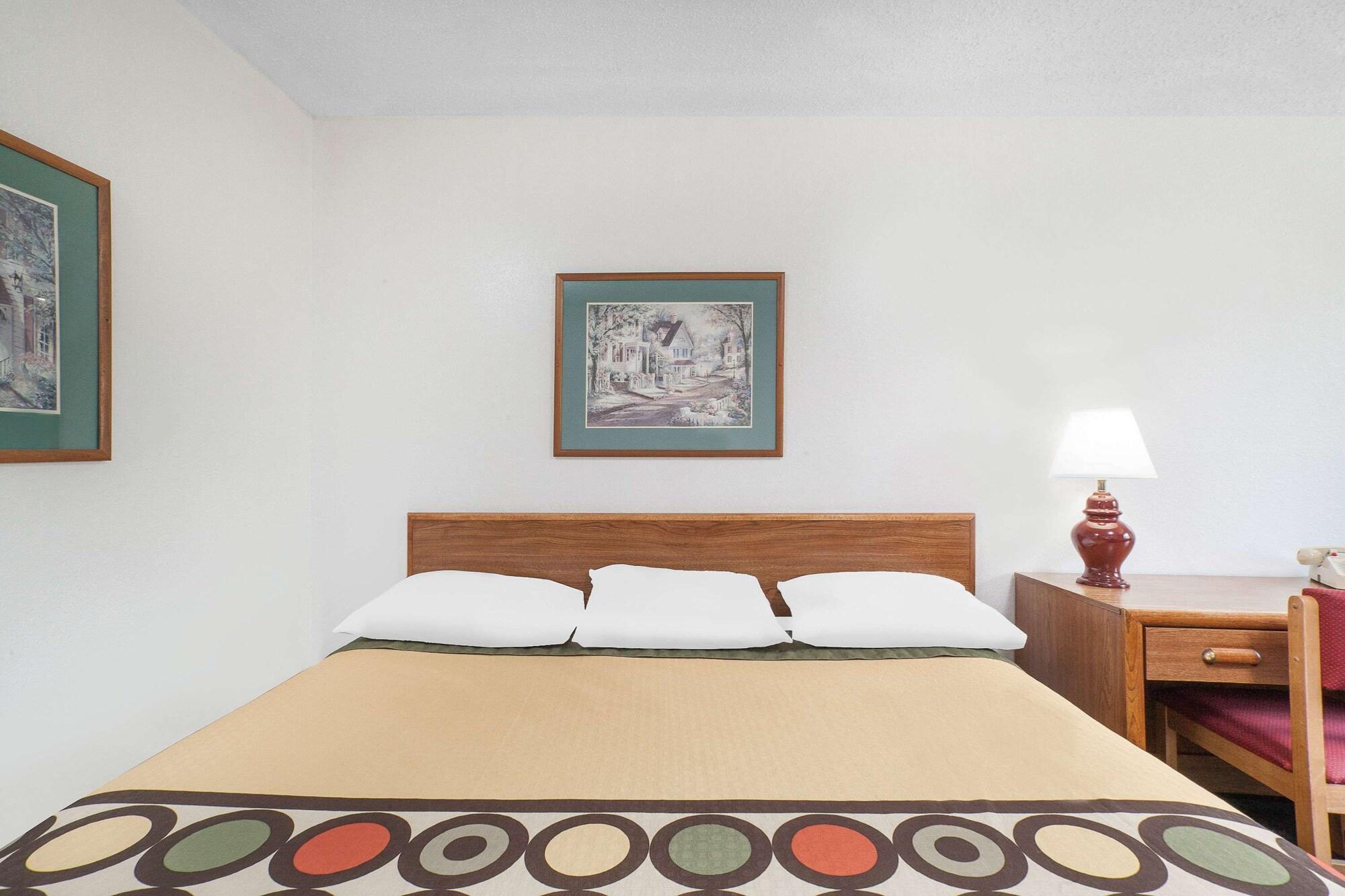 Super 8 By Wyndham Queensbury Glens Falls Exterior photo