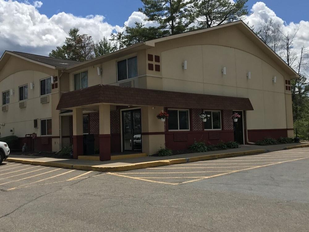 Super 8 By Wyndham Queensbury Glens Falls Exterior photo